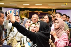 Menteri Pekerjaan Umum dan Perumahan Rakyat Meminta Mahasiswa Untuk Tidak Tergesa-gesa Lulus