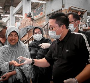 Pedagang Pasar Dibekali Cairan Pembersih Tangan berbasis Alkohol Gratis
