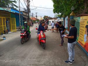 REMAJA ASSYABAAB BAGIKAN RIBUAN MASKER DAN PAKET NASI BUNGKUS KEPADA PEJUANG JALANAN DAN MASYARAKAT SEKITAR BATUCEPER