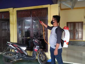 Para Pemuda dan Mahasiswa Lakukan Penyemprotan Disinfektan dan Berbagi Di Bulan Ramadhan