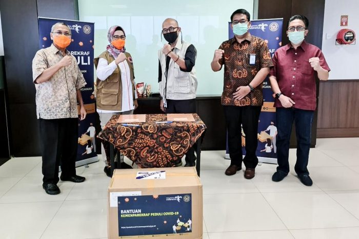 Kemenparekraf Serahkan Bantuan APD Dukung Gerakan Kurva Landai Gugus Tugas