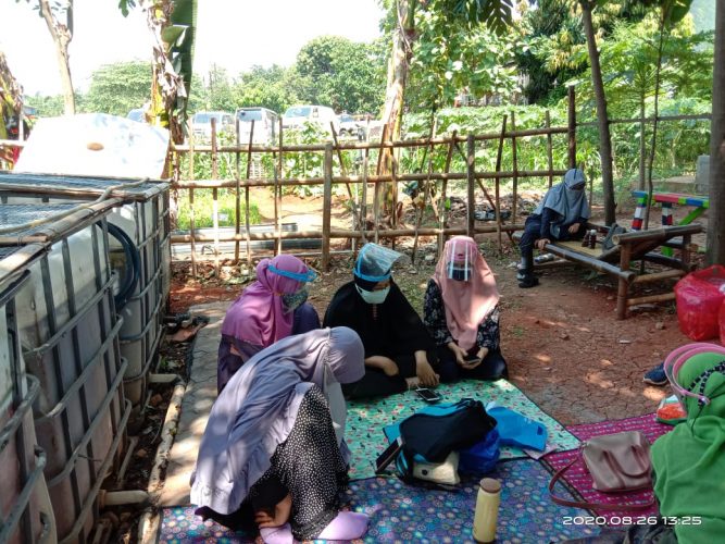 Puluhan Ibu-ibu Kampung ramah Lingkungan di Kab Bogor antusias mengikuti webinar sampah berkah