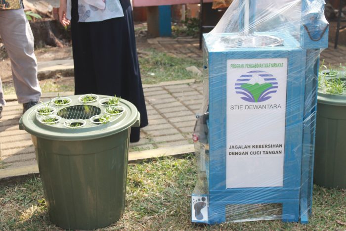 STIE Dewantara Serahkan Donasi untuk Keberlanjutan Bank Sampah di Era New Normal