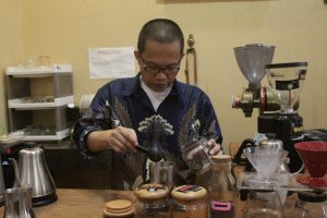 Kopi dan Jalan Pengabdian Ismail Komar