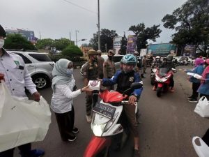 Tumbuhkan Empati di Bulan Ramadhan, Erni Sugiyanti Bagikan 1000 Takjil Gratis Bagi Masyarakat