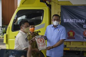 Bantu Warga di Tengah Pandemi, Anggota DPRD Kabupaten Bogor Urunan Kirim 60 Ton Beras dan APD