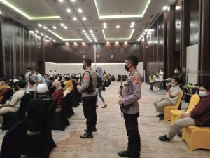 Personel Ditpamobvit Polda Banten Lakukan Pengamanan Gebyar Vaksinasi di Hotel Swiss Bellinn