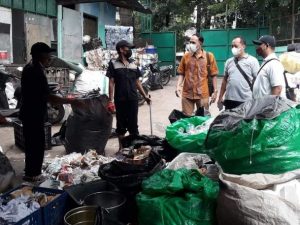 Buat Masyarakat Sadar Pemisahan Sampah, Asep Arwin Kotsara Datangi BSI Rumah Harum Depok
