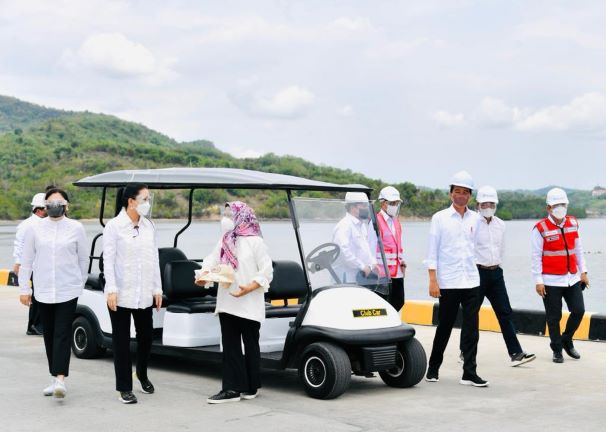 Presiden Jokowi Meninjau Aktivitas Bongkar Muatan di NTT
