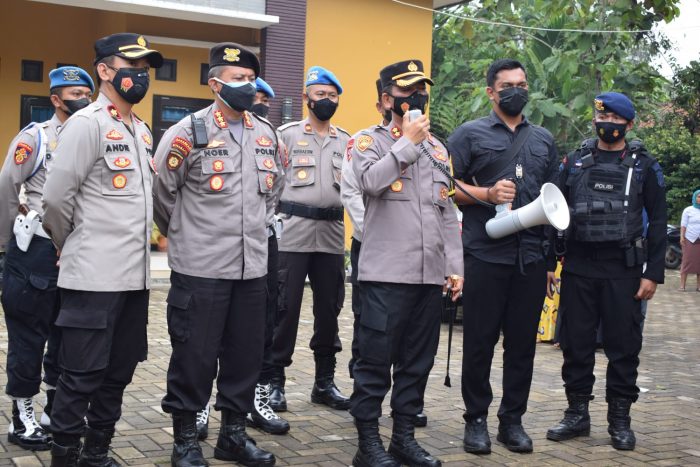 Usai Pemilihan, Kapolres Serang Kota Datangi Para Calon Kades Baik Yang Menang Maupun Kalah