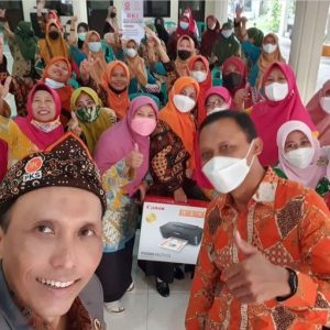 Asep Arwin Kotsara Sumbang Laptop dan Printer Bagi Posyandu Mustika Jaya Bekasi