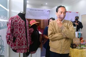Jokowi Tertarik dan Membeli Jaket Bomber Motif Khas Dayak Sintang