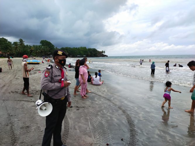 Polisi Himbau Pengunjung  Pantai Anyer Patuhi Prokes
