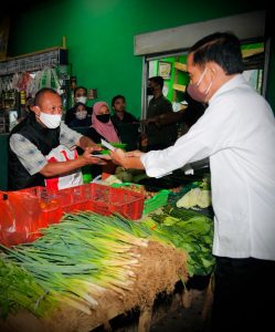Jokowi Menyerahkan BLT Minyak Goreng sebesar Rp300 Saat Bagikan Bansos di Sejumlah Pasar di Bogor