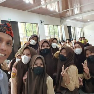 Murid SMKN 7 Kota Bekasi Dapat Terapi MBR Dari Pakar Asep Arwin Kotsara