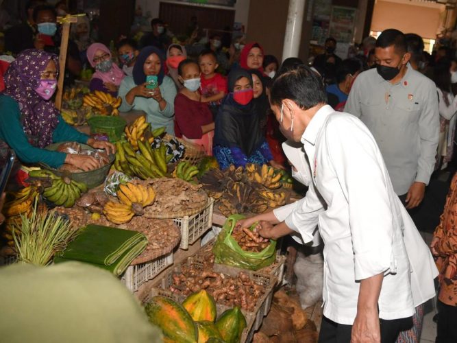 Presiden Jokowi Cek Langsung Harga Minyak Goreng di Pasar Muntilan