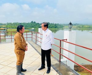 Presiden Jokowi Berdiskusi dengan Menteri PUPR Mengenai Manfaat dari Kehadiran Bendungan di Indonesia