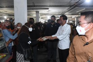 Sambutan Hangat dari Para Pedagang dan Masyarakat Pada Saat Presiden Jokowi dan Ibu Iriana Tiba di Pasar Petisah
