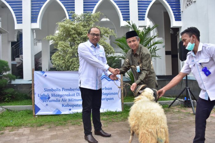 Perumda Air Minum Tirta Kahuripan Bagikan Puluhan Hewan Qurban Untuk Masyarakat Di Wilayah Pelayanan
