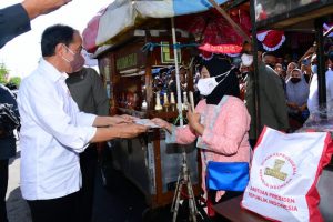 Presiden Jokowi Bagikan Bansos di Pasar Pucang Anom Saat Tiba di Provinsi Jawa Timur