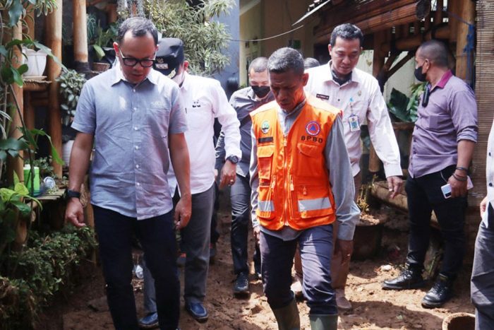 Bima Arya Serahkan Paket Bantuan untuk Korban Longsor di Margabhakti