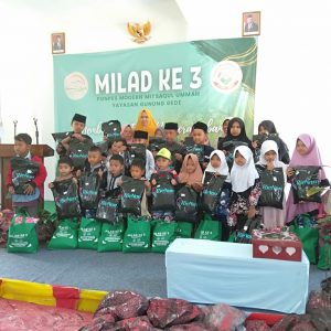 Milad ke 3 Ponpes MU Gunung Gede diisi kegiatan Rienan berbagi Yatim