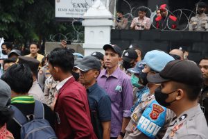 Diskusi Dengan Demonstran Seorang Diri, Dewan Asep Arwin Kotsara Fasilitasi Audiensi Para Pendemo Bertemu Pimpinan DPRD Jabar