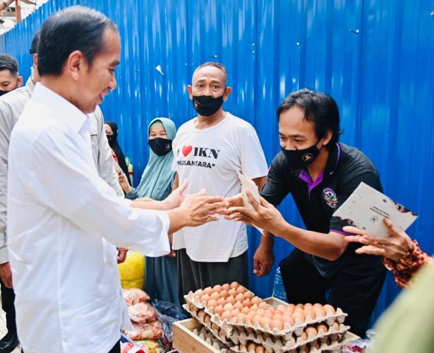 Presiden Jokowi Menyerahkan Bansos Kepada para Penerima Manfaat di Kantor Pos Balikpapan
