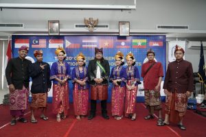 Di Acara Forum Wartawan ASEAN di Bali Ketua PWI Babel Kenalkan Destar dan Kain Cual