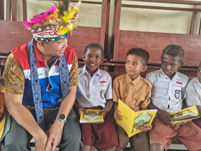 PT Kilang Pertamina Internasional Mengajarkan Anak Papua untuk Hemat Air