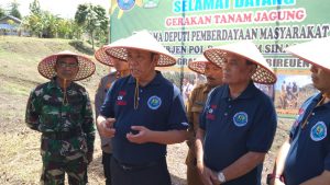 BNN RI TANAM JAGUNG BERSAMA PULUHAN PETANI ACEH UNTUK ALIHKAN BUDIDAYA GANJA