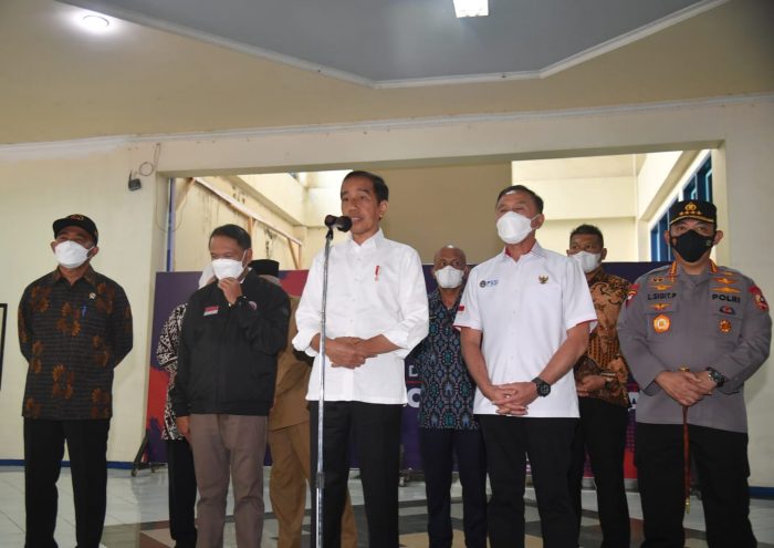 Presiden Jokowi Tinjau Stadion Kanjuruhan Pascatragedi Sepakbola yang Terjadi Pada Sabtu lalu