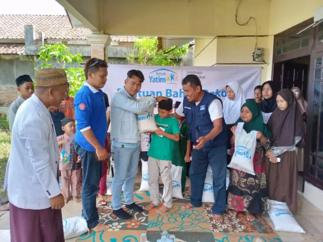 Rumah Yatim dan Jurnalis Banten Bagikan Paket Sembako Untuk Anak Yatim