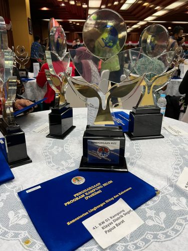 KLHK Mengapresiasi Kilang Kasim dengan Memberikan Tropi dan Juga Predikat Kampung Iklim Utama