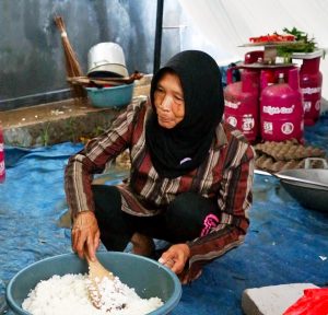 Untuk Operasional Dapur Umum di Posko Pengungsi Cianjur Pertamina Peduli Salurkan 100 Tabung LPG Bright Gas