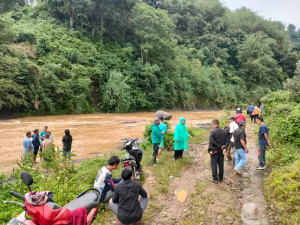 Pencarian Warga Yang Hanyut di Aliran Sungai Cigede Dilakukan Polsek Babakan Madang