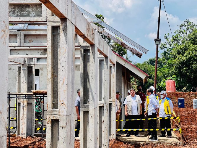 Presiden Jokowi Meninjau Langsung Progres Pembangunan Rumah Tahan Gempa di Cianjur
