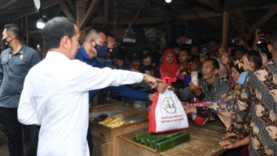 Presiden Jokowi Menyerahkan Bantuan Modal Kerja Kepada Para PKL di Pasar Baru Subang