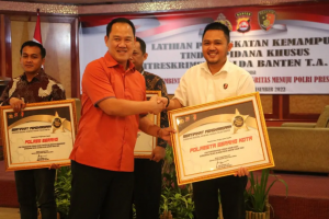 Kepada Reskrim Polres Berprestasi Dirreskrimsus Polda Banten Berikan Penghargaan
