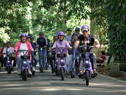 Pakai Beam, Dedie A.Rachim Bersama Istri Berkeliling di Pedestrian SSA