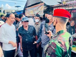 Presiden Jokowi Cek Harga-harga Sejumlah Komoditas di Pasar Batuphat Timur