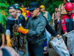 Ajak Kurangi Sampah Plastik, Bima Arya Hingga Relawan Turun Langsung ke Sungai