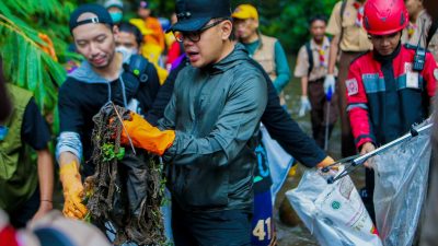 Ajak Kurangi Sampah Plastik, Bima Arya Hingga Relawan Turun Langsung ke Sungai