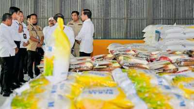 Bima Arya Borong dan Bagikan Takjil di Sindangsari dan Dibagikan Kepada Warga