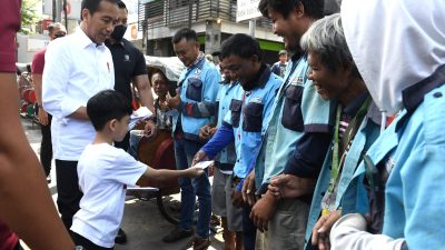 Didampingi Ibu Iriana Presiden Joko Widodo Kunjungi Sejumlah Pasar dan Bagikan Bantuan untuk Masyarakat