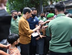 Presiden Jokowi Bagikan Bantuan untuk Masyarakat Saat Kunjungi Sejumlah Pasar di Surakarta