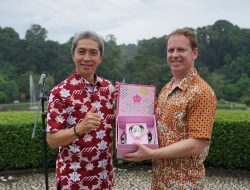 Kedatangan Kedubes Inggris ke Kebun Raya Bogor Disambut Gembira Siswa-siswi SD Negeri Polisi I