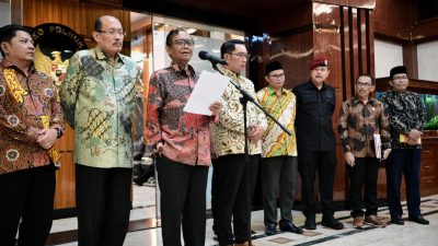 Ridwan Kamil Menyerahkan Laporan Tim Investigasi Terkait Polemik Ponpes Al Zaytun Kepada Menko Polhukam