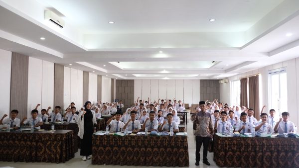 Agus Salim, Wakil Ketua DPRD Kabupaten Bogor dalam kegiatan pendidikan politik dan demokrasi bangsa tingkat SMA
