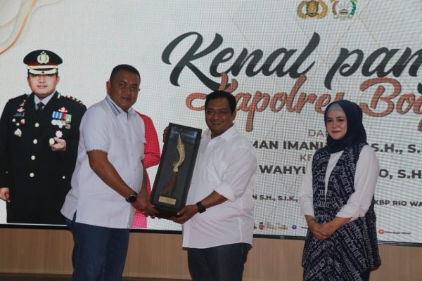 Ketua DPRD Kabupaten Bogor Rudy Susmanto bersama AKBP Iman Imanuddin saat Lepas Sambut Kapolres Bogor (istiwewa)